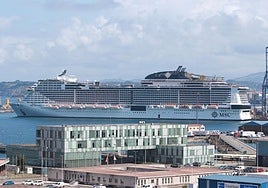 El MSC Virtuosa, de 331 metros de eslora, el pasado 24 de julio en el puerto de El Musel