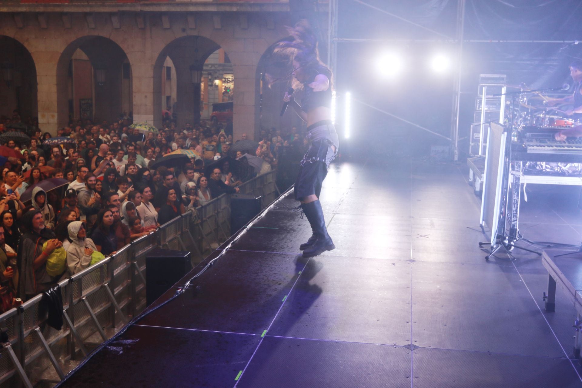 Delaporte vence a la lluvia en la plaza Mayor de Gijón