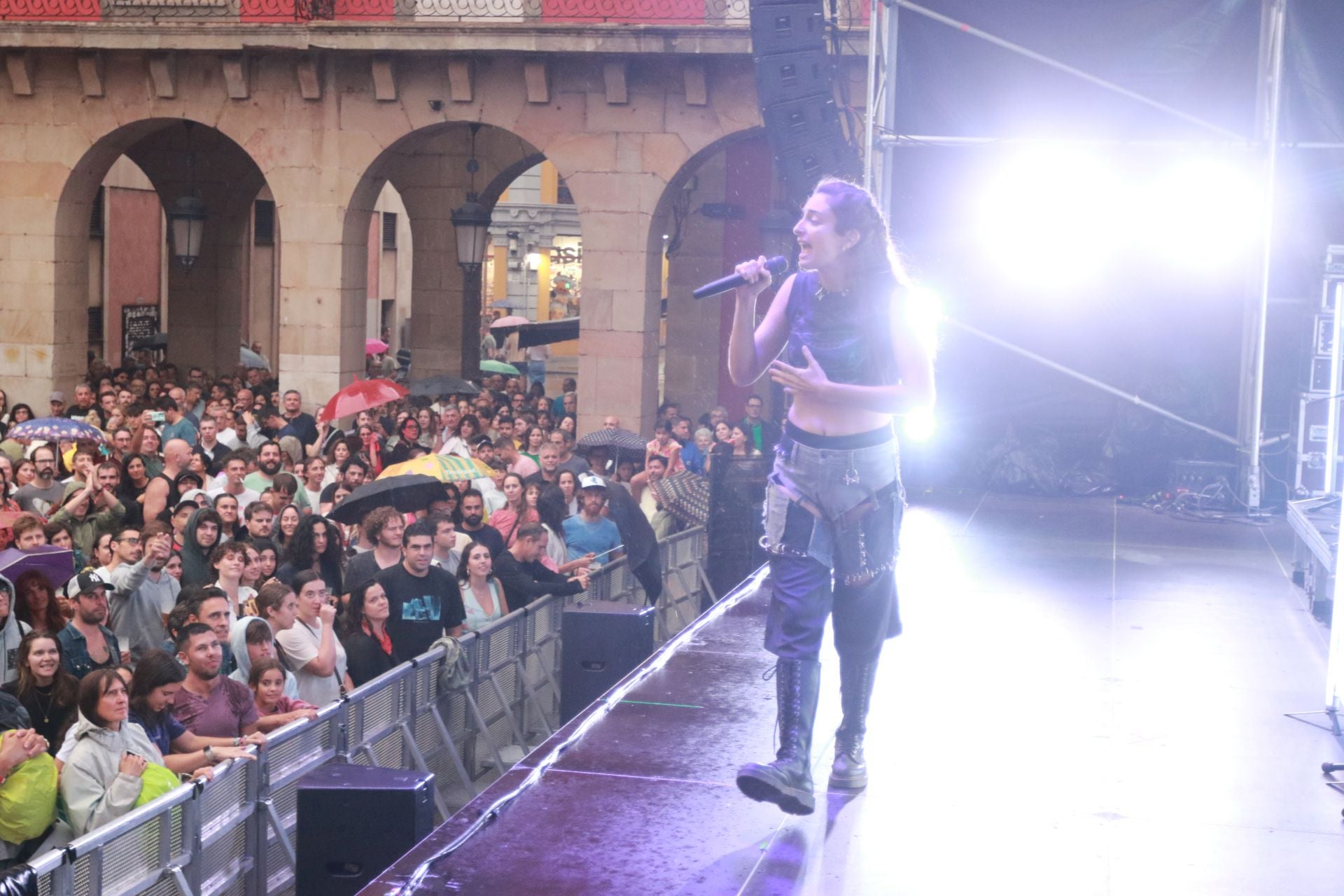 Delaporte vence a la lluvia en la plaza Mayor de Gijón