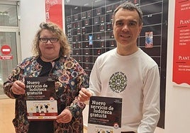 Elena Menéndez Bouzas, junto al alcalde Iván García, en la presentación del servicio de ludoteca en las piscinas de Corvera en 2023.