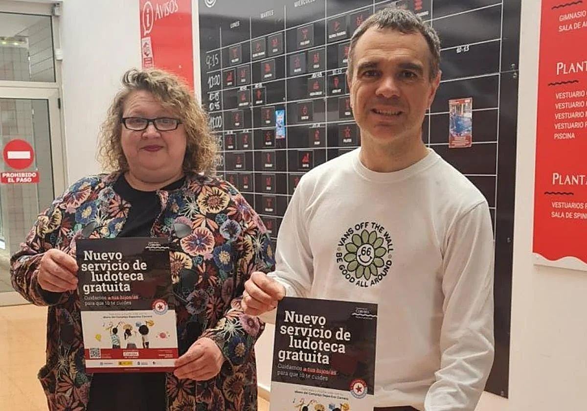 Elena Menéndez Bouzas, junto al alcalde Iván García, en la presentación del servicio de ludoteca en las piscinas de Corvera en 2023.