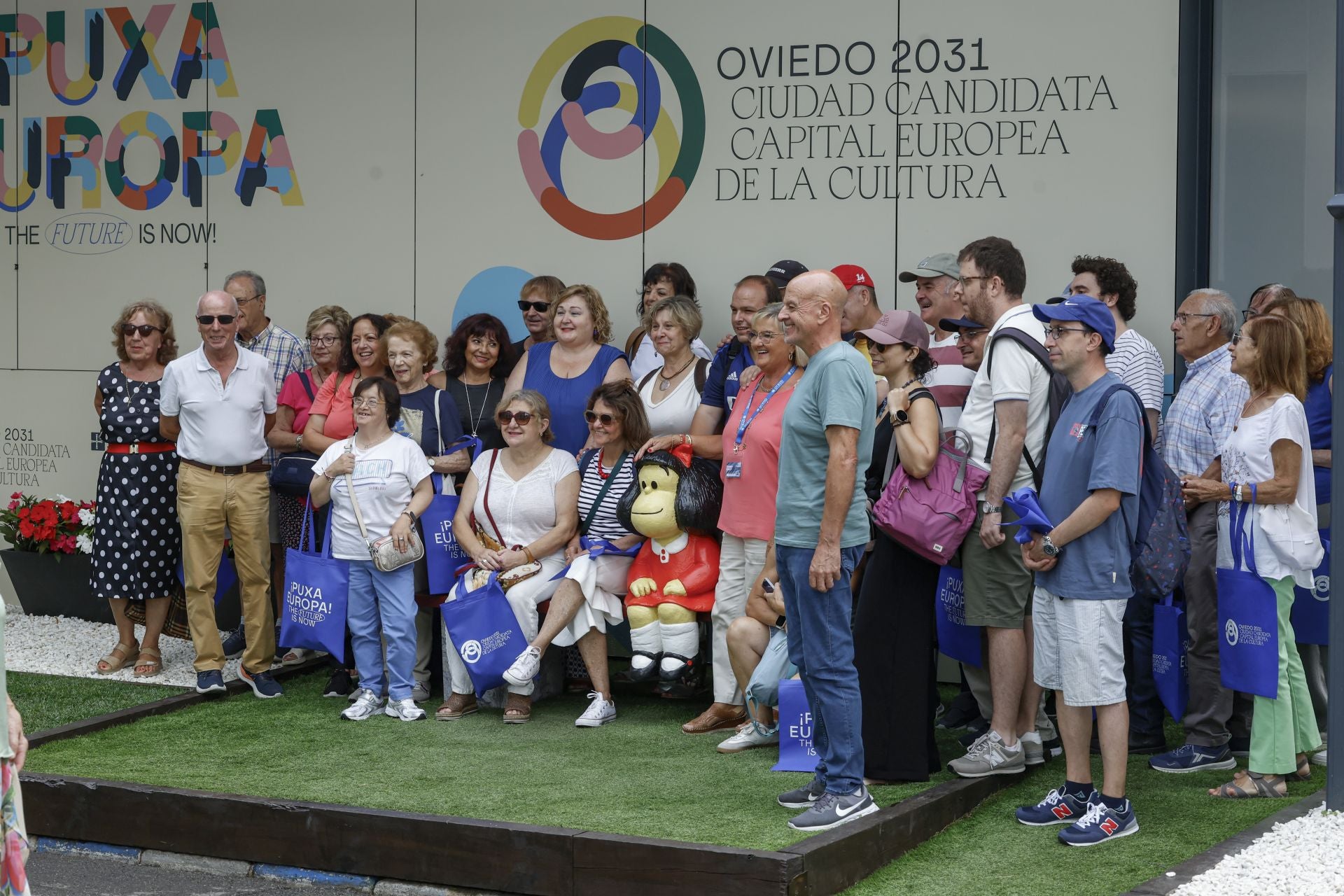 Un recorrido por la Feria de Muestras entre sirenas y Jovellanos con fabada para reponer fuerzas