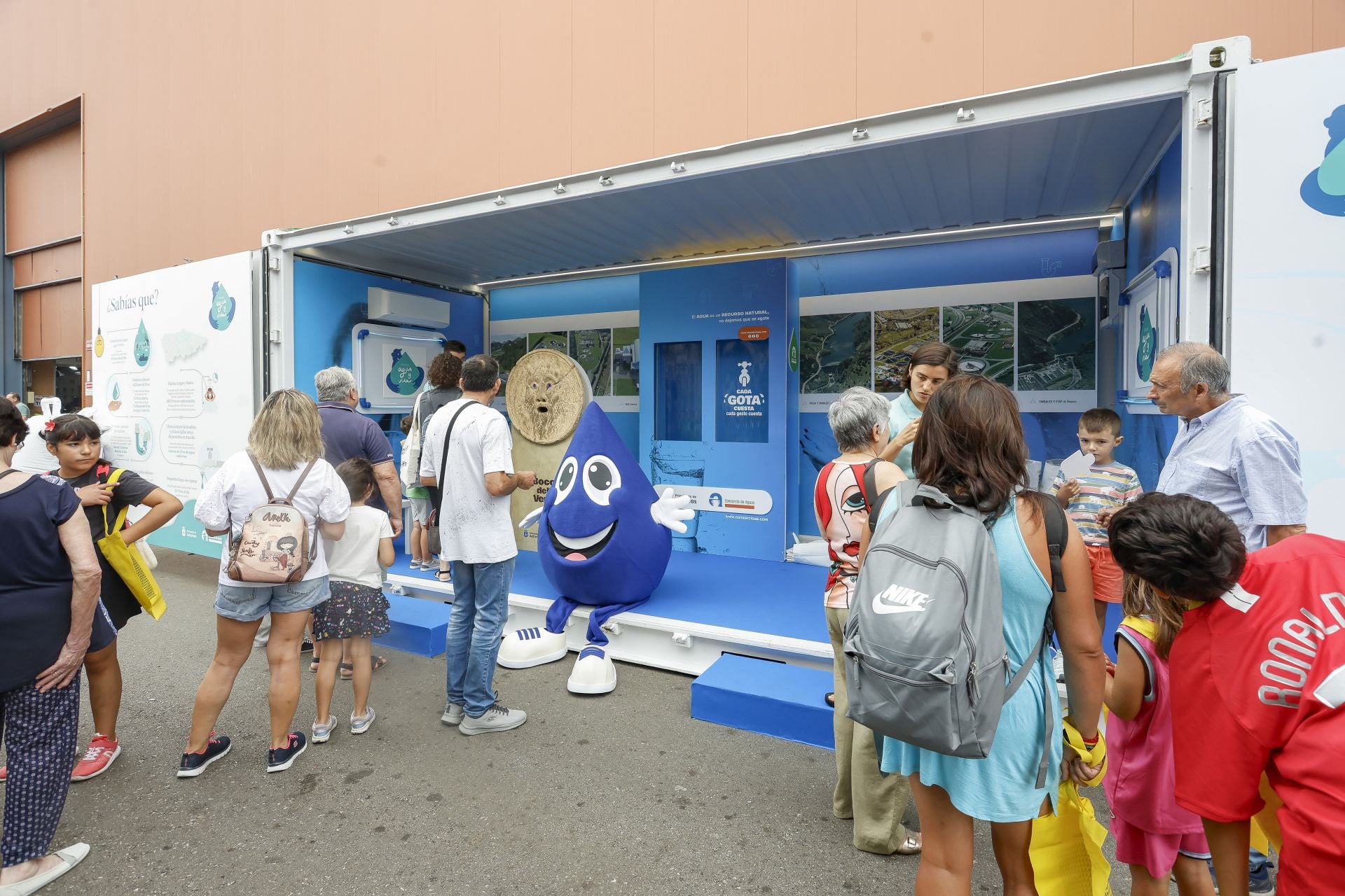 Un recorrido por la Feria de Muestras entre sirenas y Jovellanos con fabada para reponer fuerzas