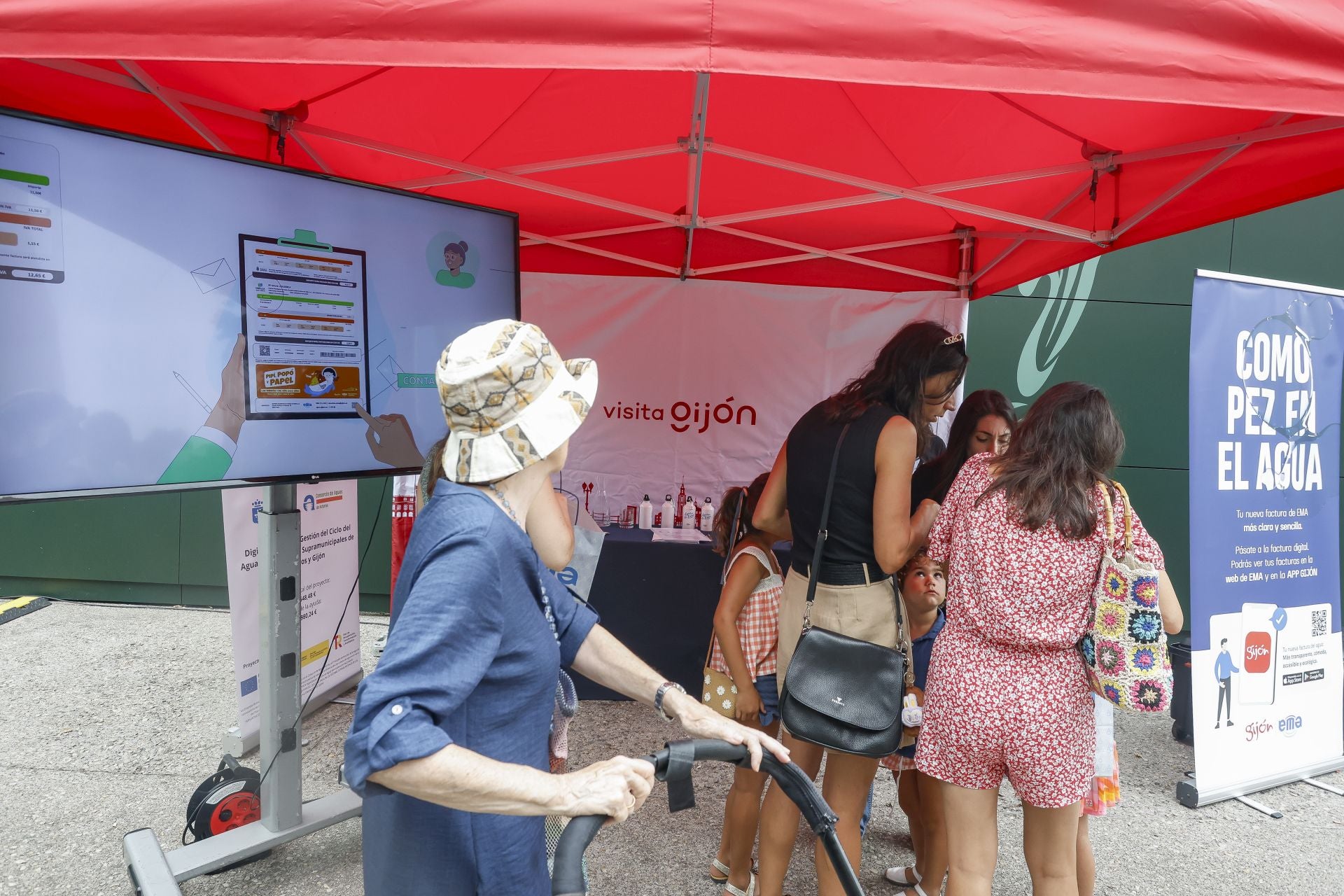 Un recorrido por la Feria de Muestras entre sirenas y Jovellanos con fabada para reponer fuerzas