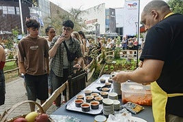 Un recorrido por la Feria de Muestras entre sirenas y Jovellanos con fabada para reponer fuerzas