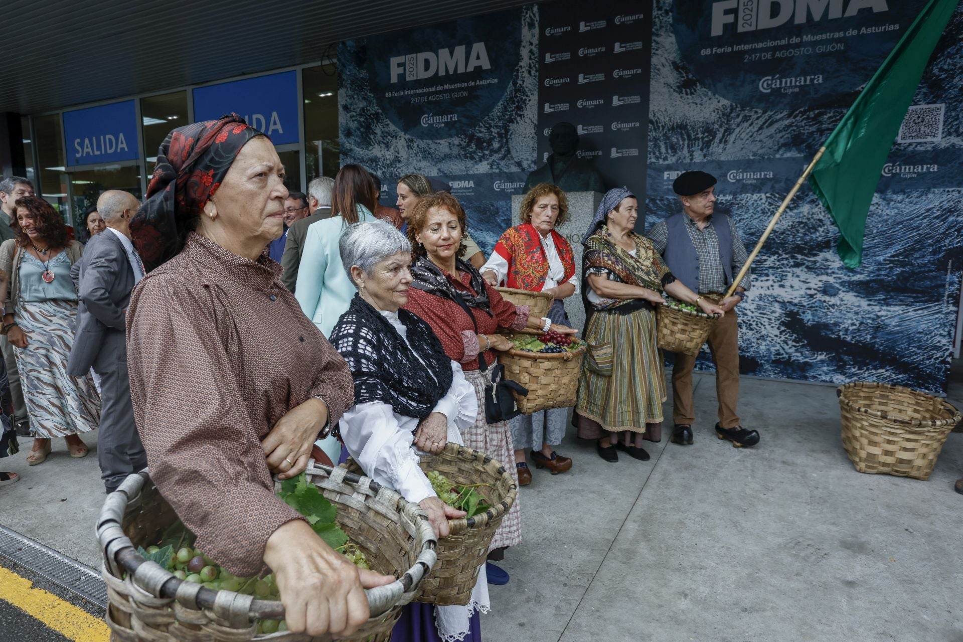 Un recorrido por la Feria de Muestras entre sirenas y Jovellanos con fabada para reponer fuerzas