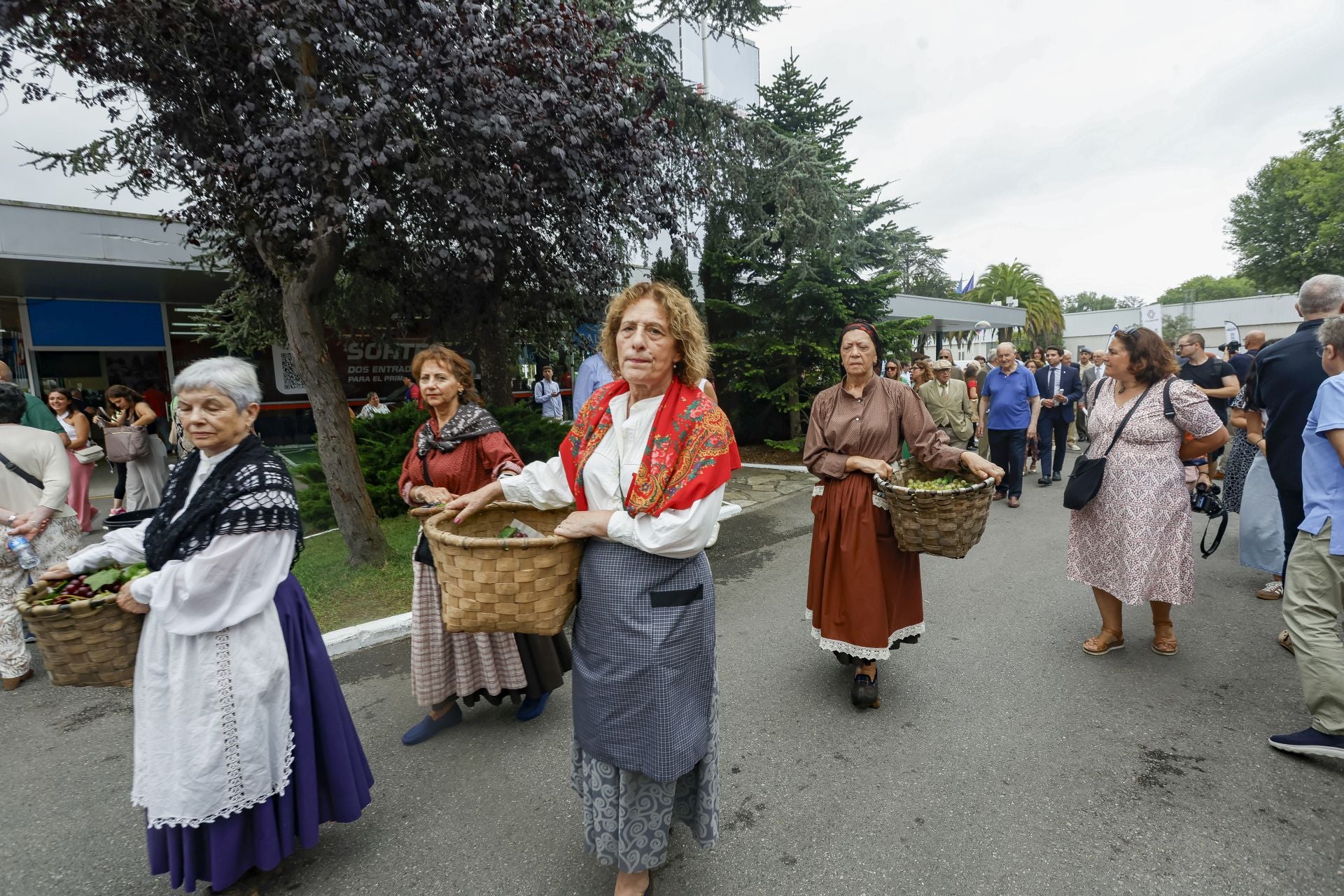Un recorrido por la Feria de Muestras entre sirenas y Jovellanos con fabada para reponer fuerzas