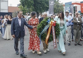 Ofrenda floral. Félix Baragaño, Montserrat López Moro, Ignacio García-Arango y Tania Rodríguez colocan la corona de laurel.
