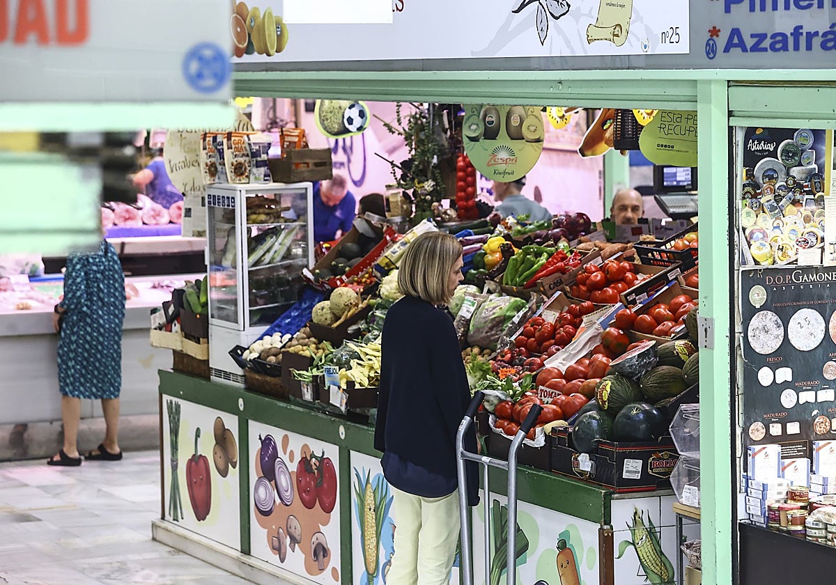 Clientes, en el mercado de El Fontán, en Oviedo.