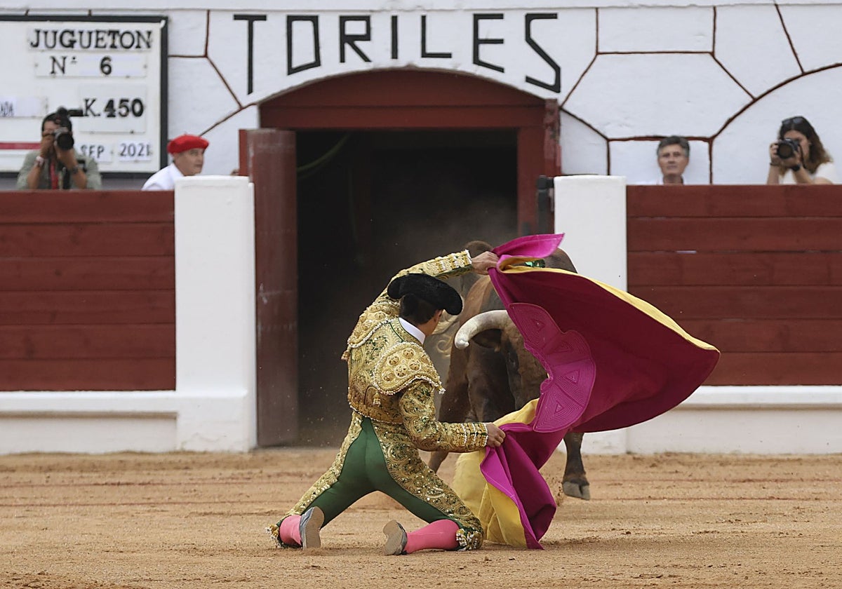 El joven maño ofreció la faena más redonda del espectáculo.