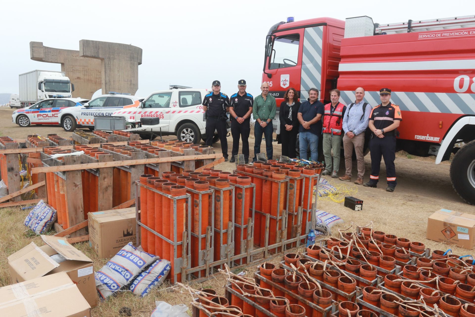 Rafael González y Arturo Artime, inspector y jefe de la Policía Local; Óliver Suárez, presidente de Divertia; Nuria Bravo, edil de Seguridad Ciudadana; Luis Brunchú, responsable artístico de Pirotecnia Zaragozana; Javier Álvarez Villazón, jefe del Servicio de Bomberos; Luis Moreno, jefe de Protección Civil, y Álister Iglesias, también de Protección Civil, visitan el dispositivo de seguridad y el montaje de los fuegos en el cerro de Santa Catalina.