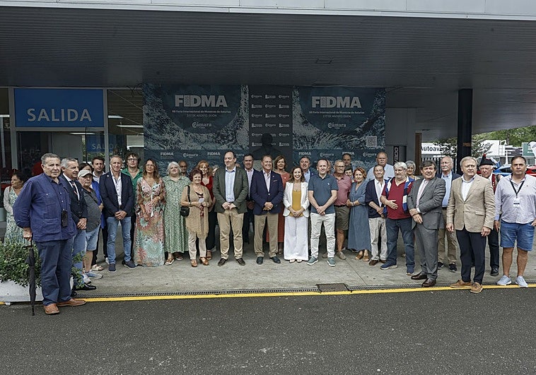 Día de Villaviciosa .Alejandro Vega encabezó la comitiva recibida por Banda deMúsica del concejo acompañado por integrantes de la corporación municipal y por Félix Baragaño y Álvaro Alonso, entre otros.