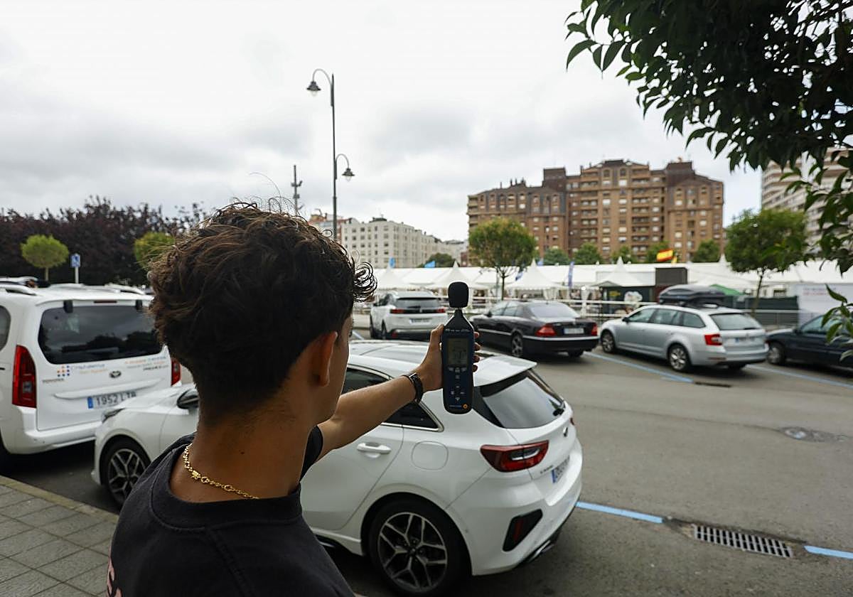 Control de los decibelios desde la calle de Esther Carreño.