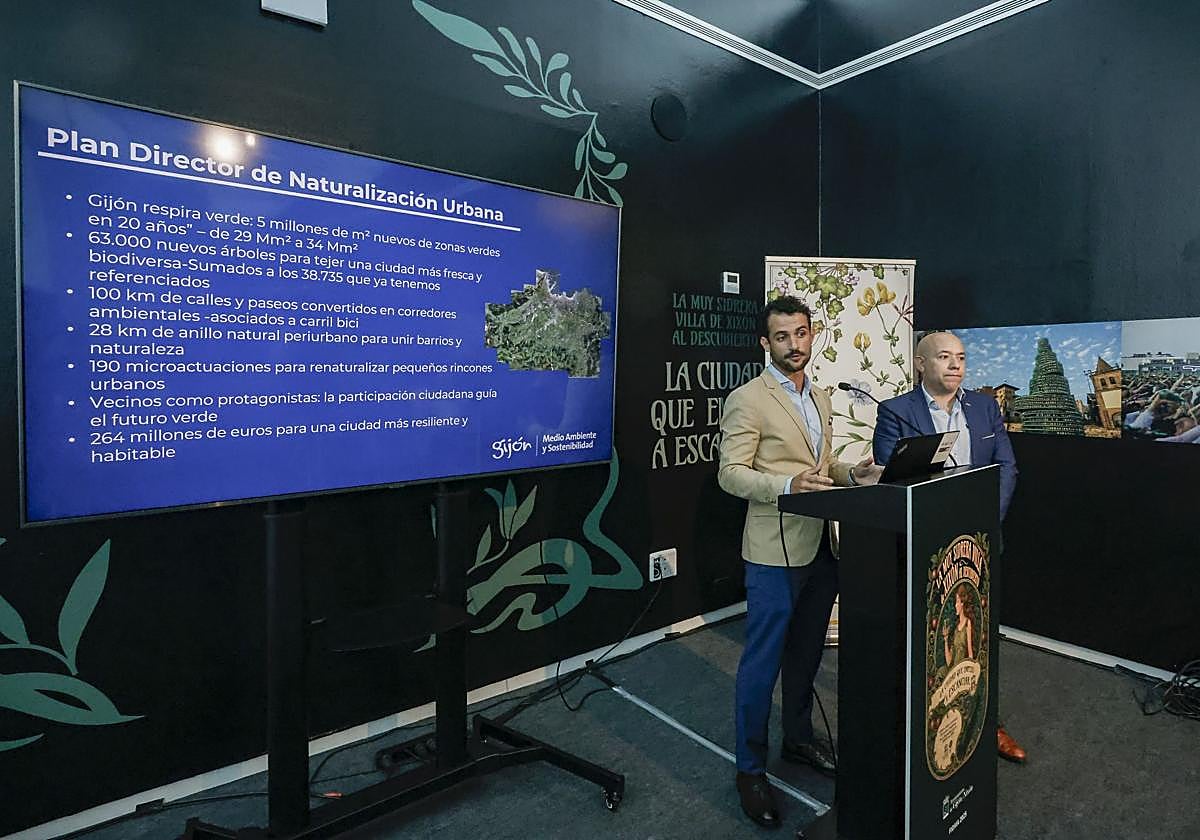 Alejandro Navazas, director municipal de Medio Ambiente, y Rodrigo Pintueles, concejal responsable del área, este jueves, en la Feria.