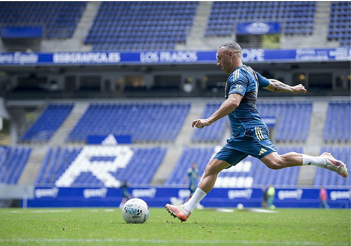 Santi Cazorla golpea el balón durante el entrenamiento en el Tartiere. El capitán azul vivirá una jornada emotiva en su vuelta a La Cerámica. R. O.