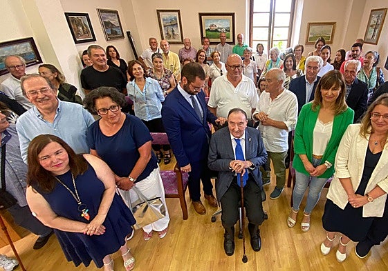 Graciano García, entre los asistentes al acto en el que Tapia le homenajeó hoy.