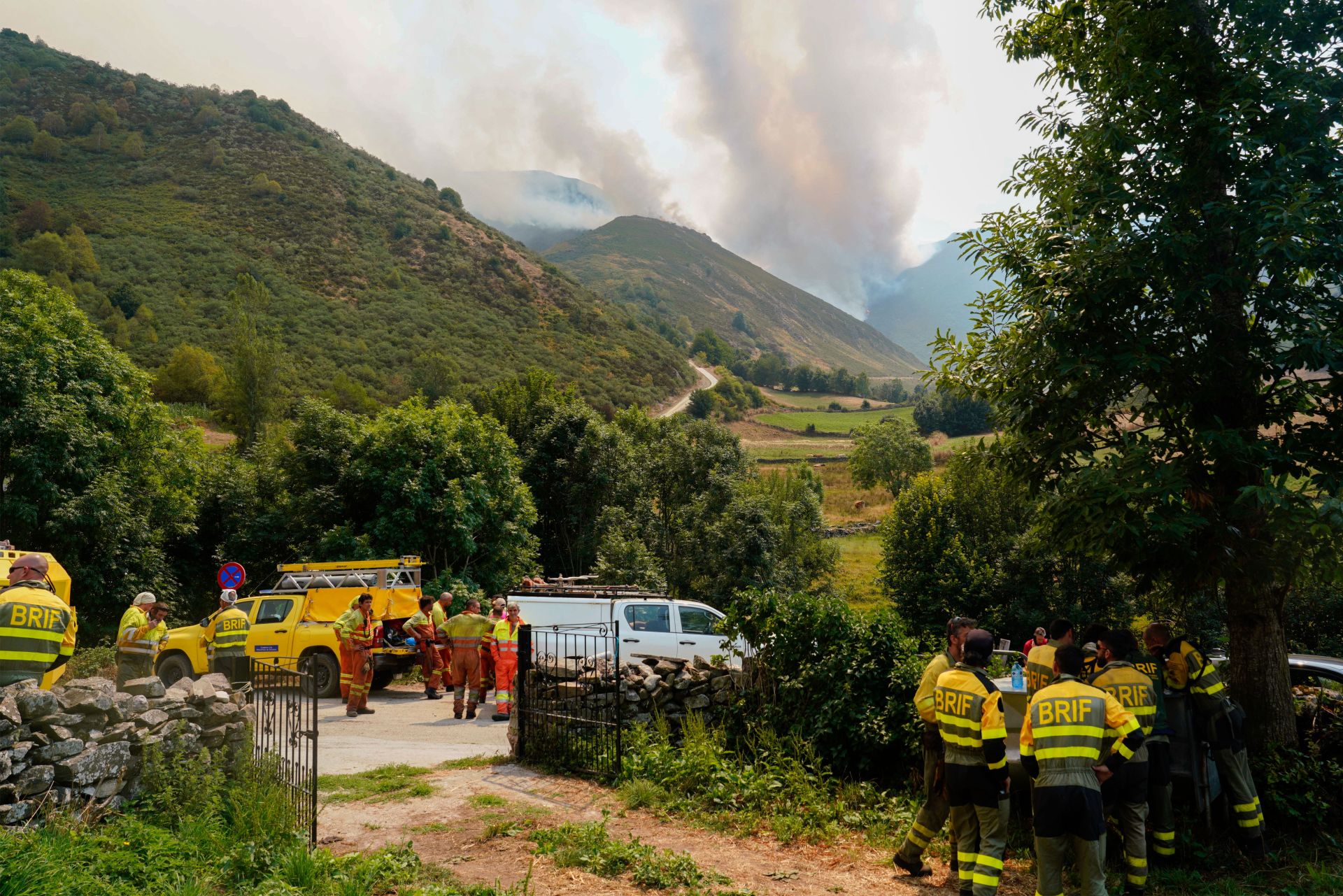 Alerta en Genestoso, en Cangas del Narcea: los bomberos y el Ejército luchan contra el fuego «descontrolado»