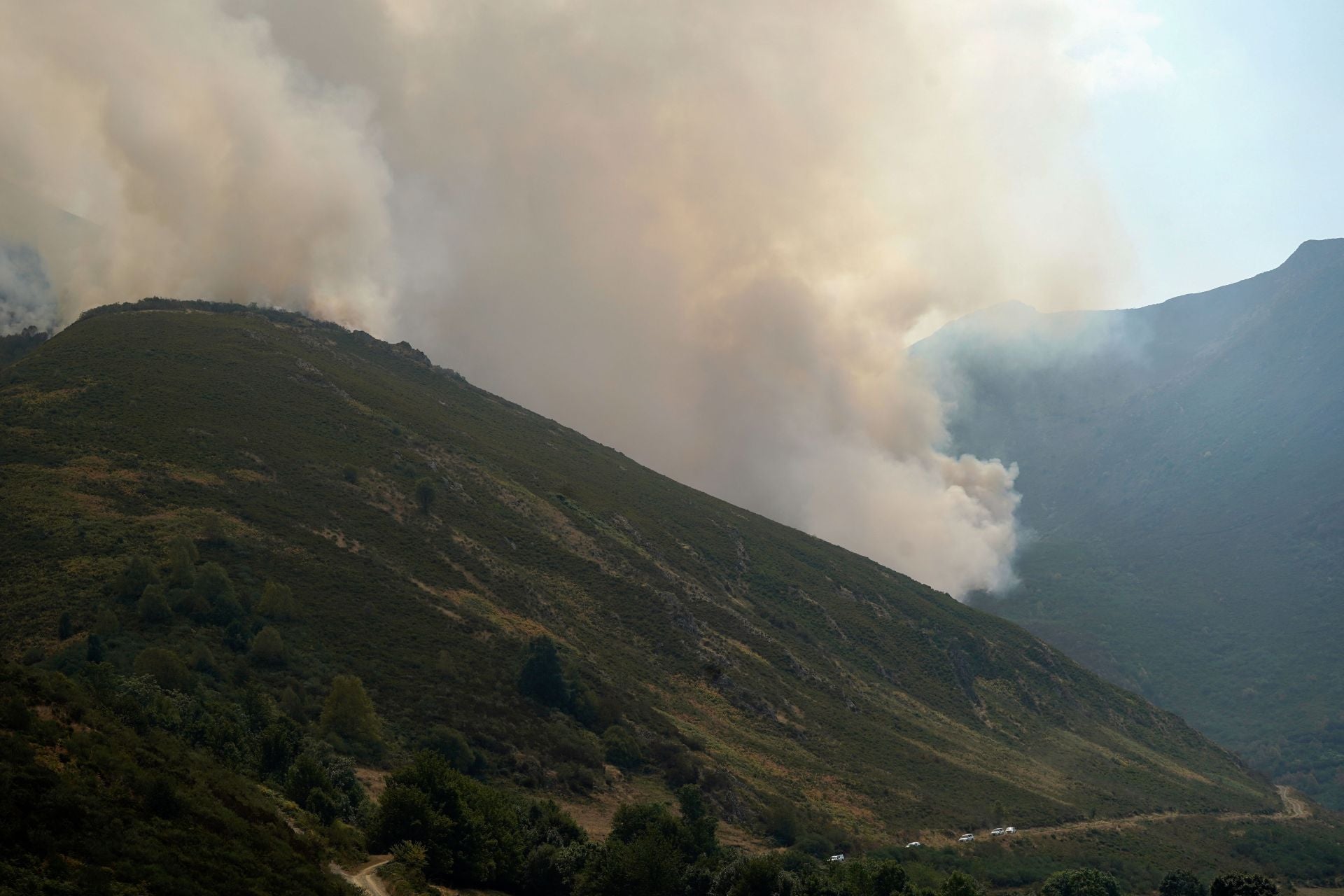 Alerta en Genestoso, en Cangas del Narcea: los bomberos y el Ejército luchan contra el fuego «descontrolado»