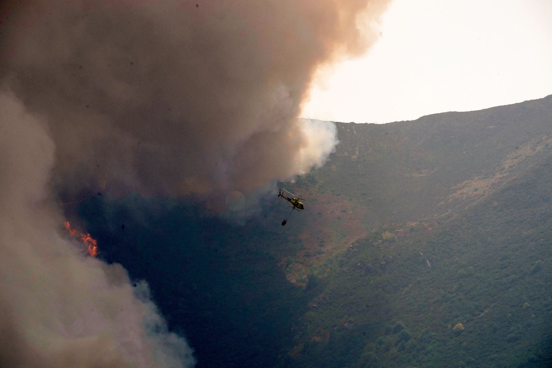 Alerta en Genestoso, en Cangas del Narcea: los bomberos y el Ejército luchan contra el fuego «descontrolado»
