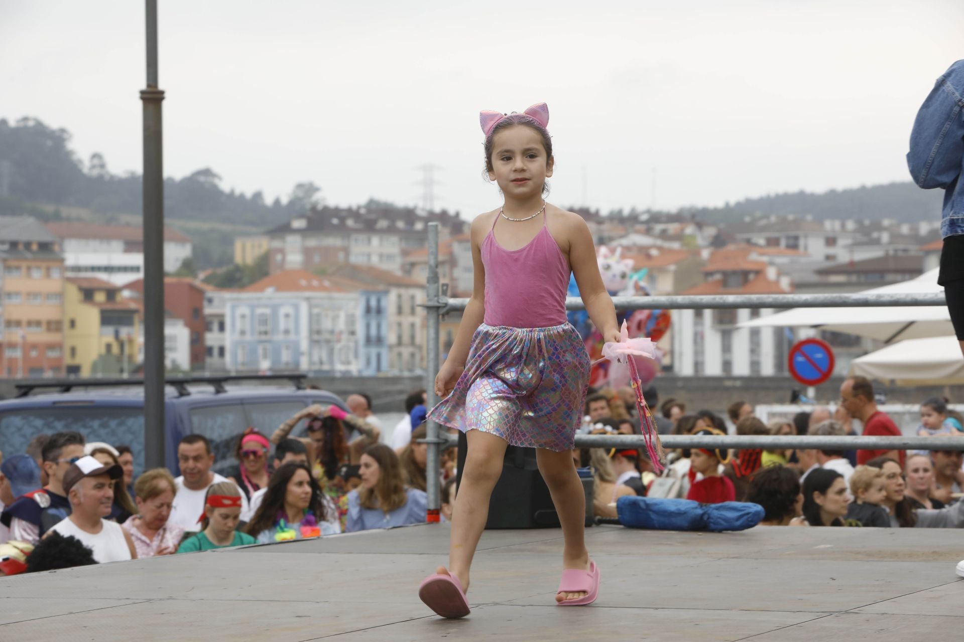 Luanco se llena de fiesta y disfracesen su tradicional carnaval de verano