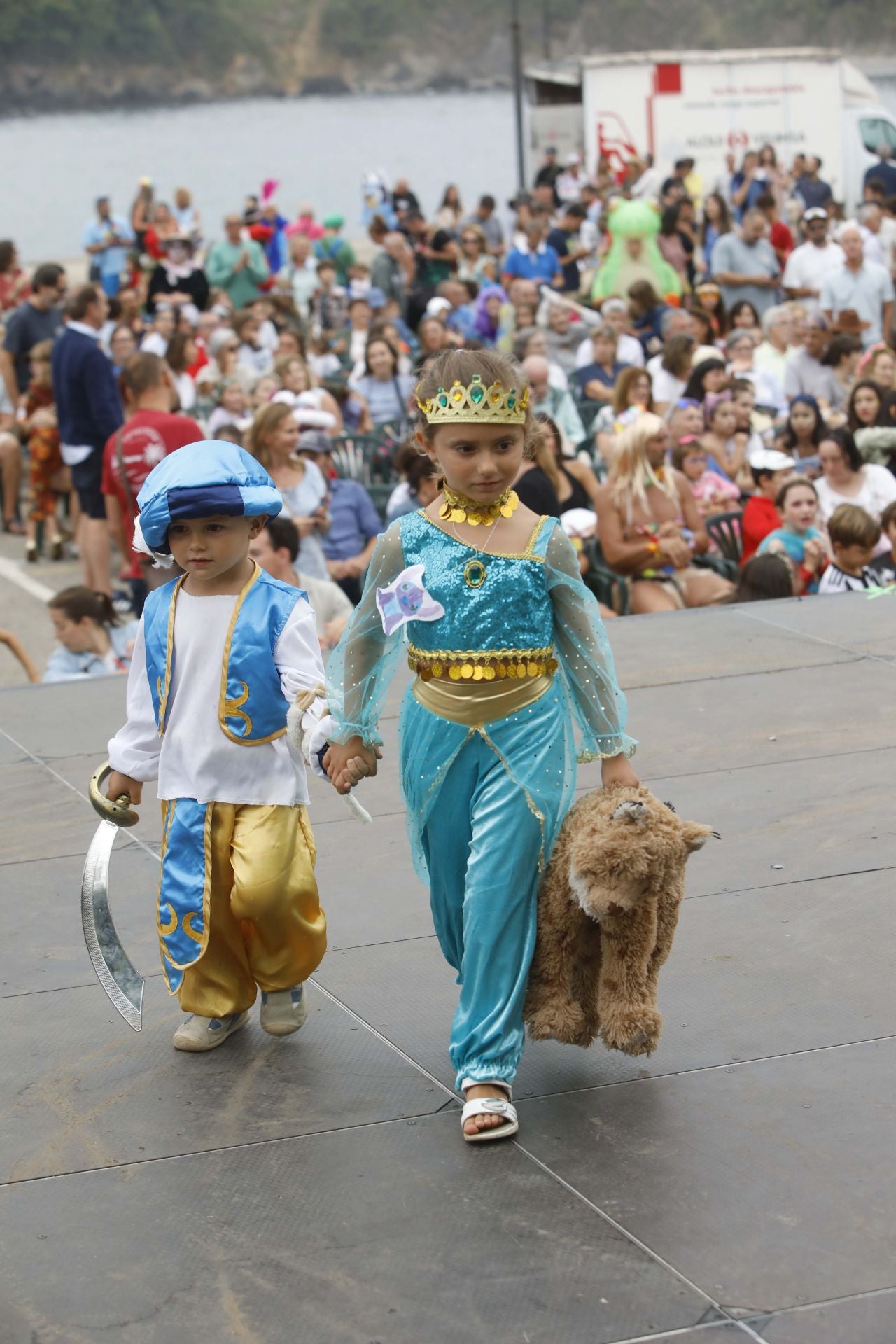Luanco se llena de fiesta y disfracesen su tradicional carnaval de verano