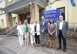 Foto de familia antes de la visita institucional al Hospital Monte Naranco.
