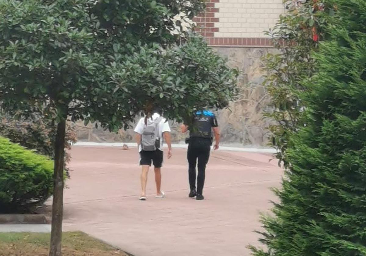 Tensión en Gijón por un perro al borde de la ventana de un tercer piso, en El Coto