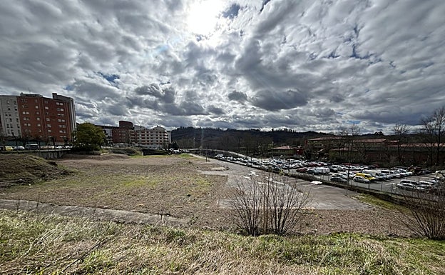 Parcela del antiguo matadero de La Pola, donde se edificará el aparcamiento en altura.