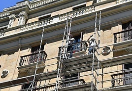 Trabajadores, en la reforma de una fachada.