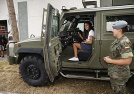 La pequeña Daniela, al volante del vehículo táctico Lince del Ejército.