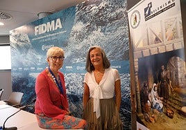 Ana Argüelles y Elvira Suárez durante el coloquio sobre belenismo.