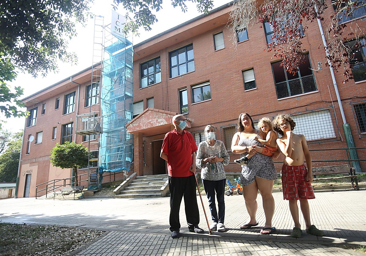 Varios vecinos del edificio en el que se desplomó un tejado el pasado junio.