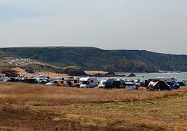 Autocaravanas junto a la playa.