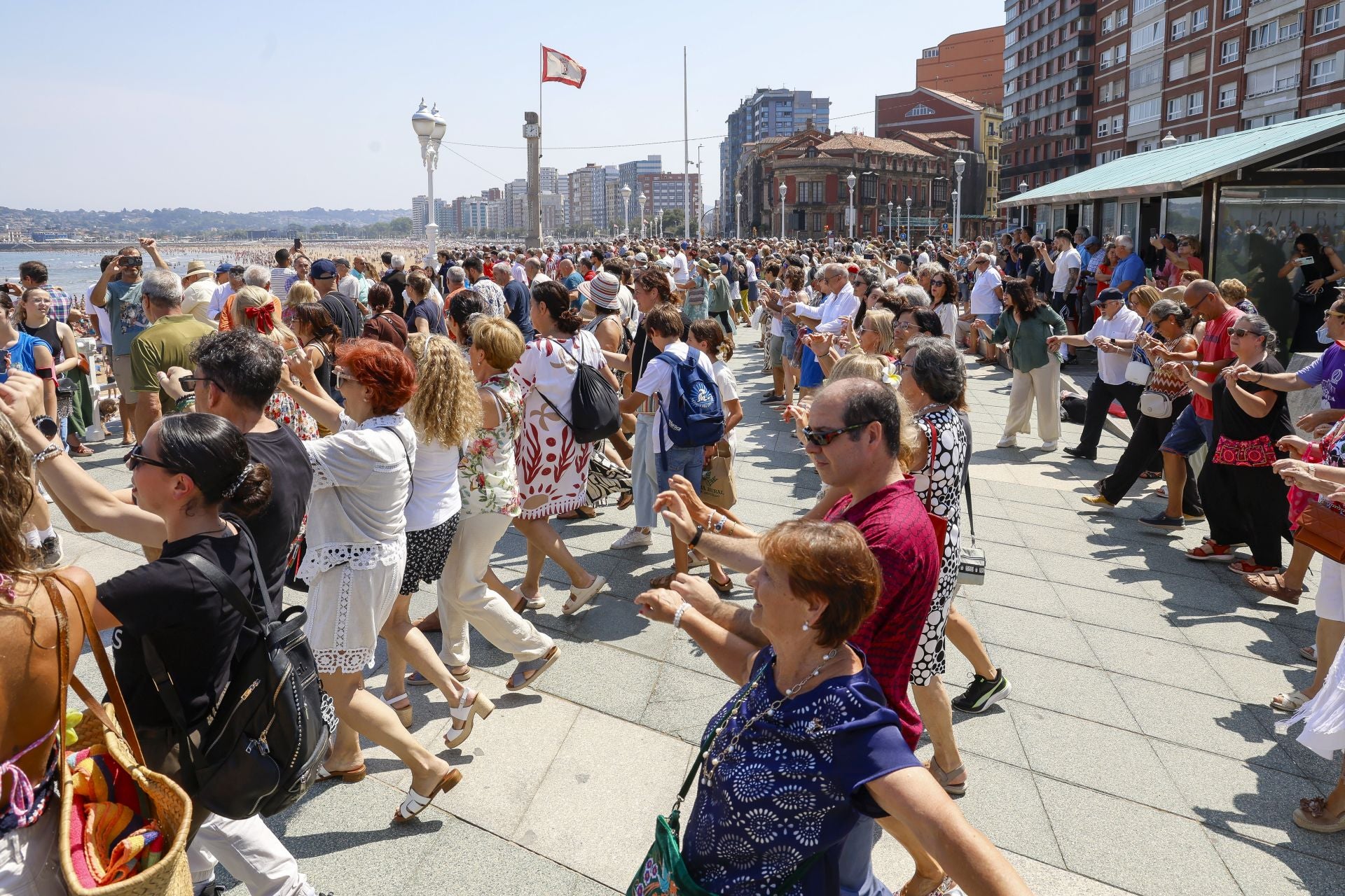 Danza prima y Restallón frente al mar en Gijón