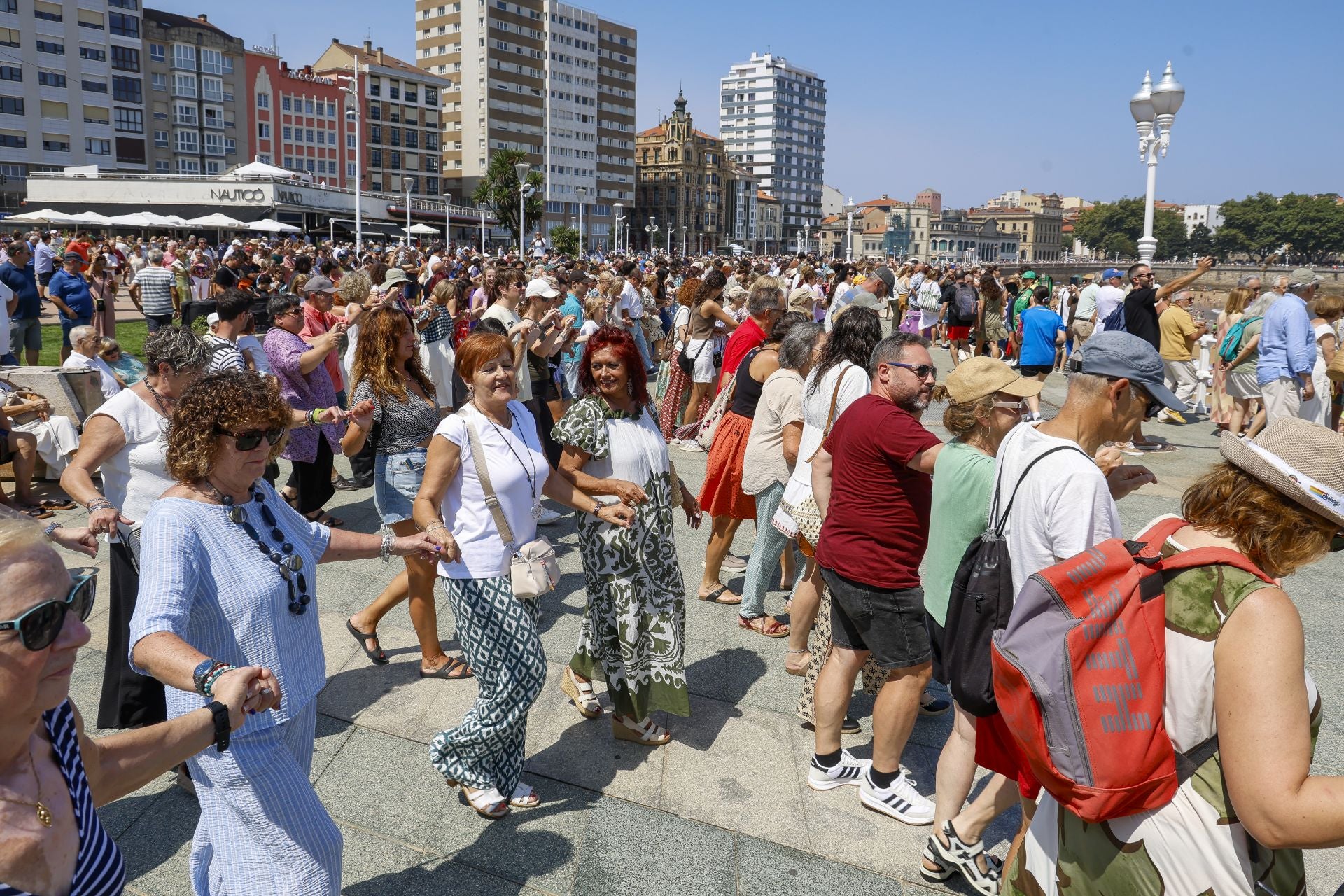 Danza prima y Restallón frente al mar en Gijón