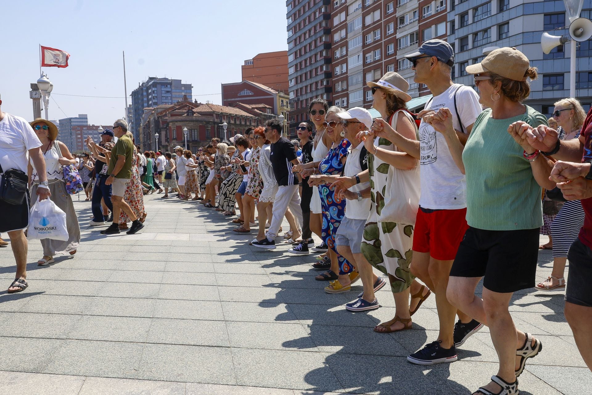 Danza prima y Restallón frente al mar en Gijón