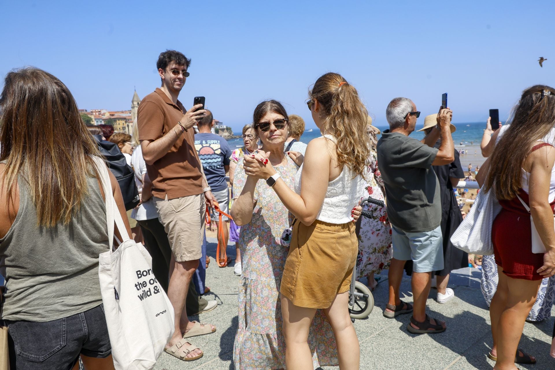 Danza prima y Restallón frente al mar en Gijón