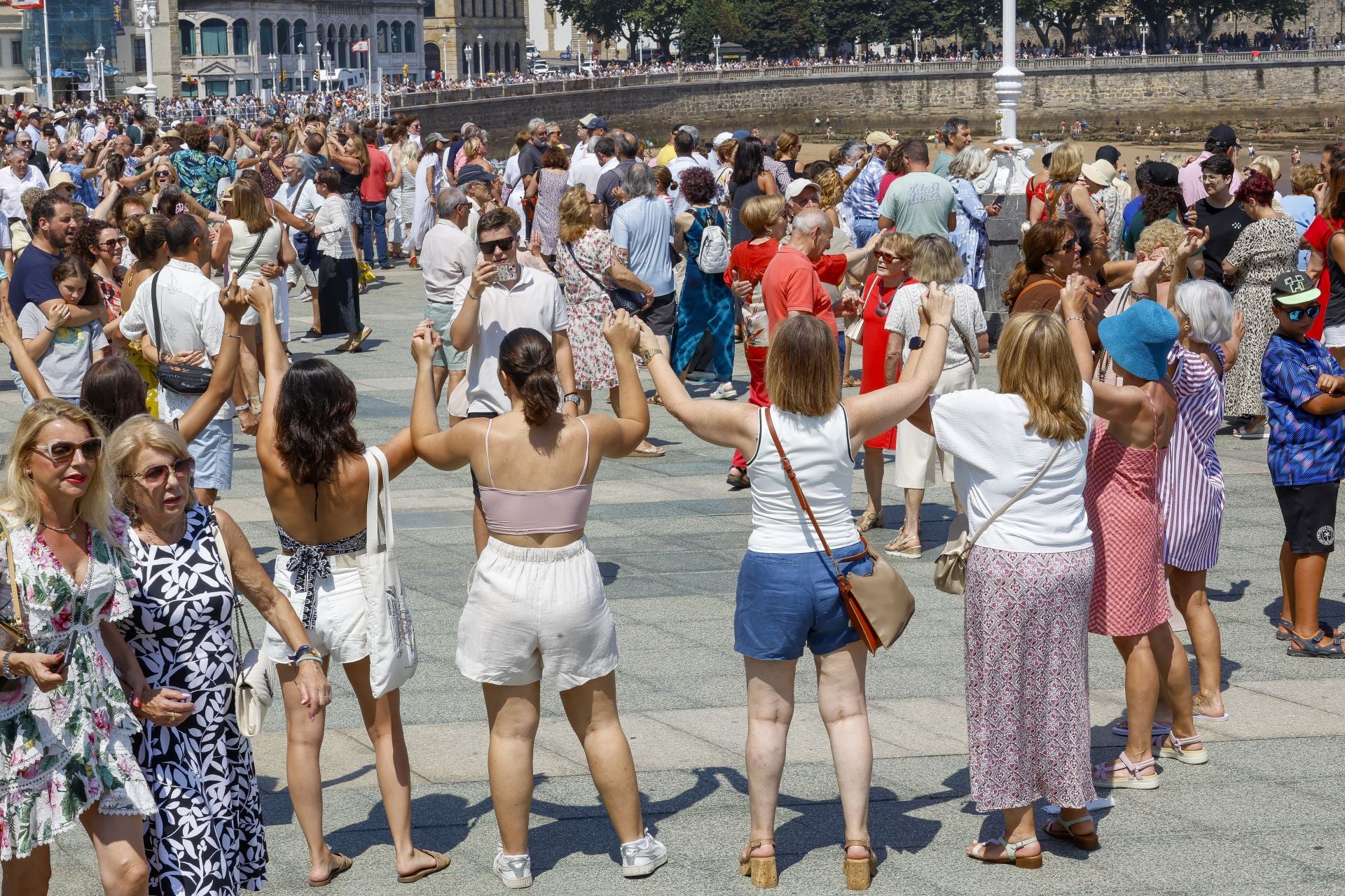 Danza prima y Restallón frente al mar en Gijón