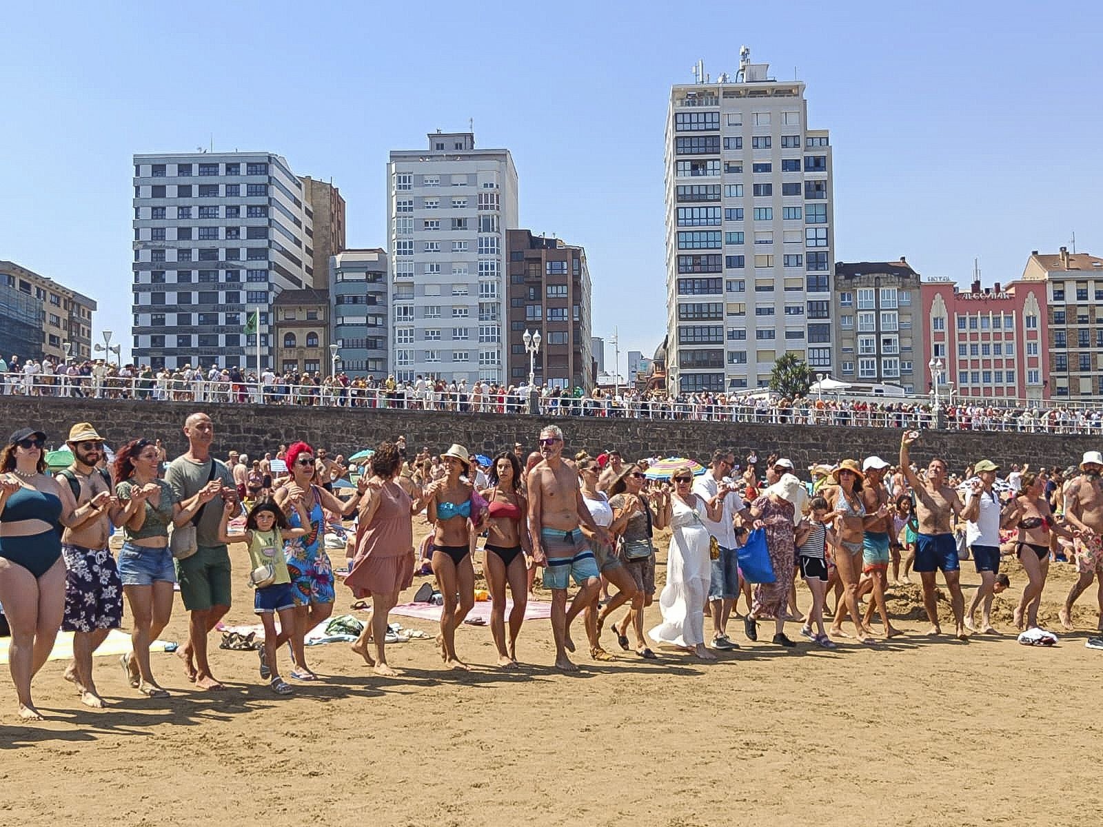 Danza prima y Restallón frente al mar en Gijón