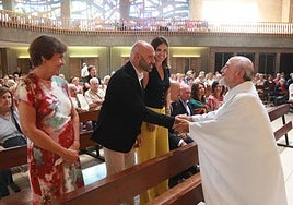 La alcaldesa, Carmen Moriyón, el concejal Jesús Martínez Salvador y la edil María Mitre saludan al párroco de Begoña, Fidel Gil.