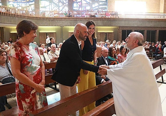 La alcaldesa, Carmen Moriyón, el concejal Jesús Martínez Salvador y la edil María Mitre saludan al párroco de Begoña, Fidel Gil.
