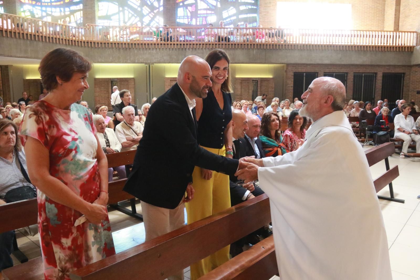 La alcaldesa, Carmen Moriyón, el concejal Jesús Martínez Salvador y la edil María Mitre saludan al párroco de Begoña, Fidel Gil.