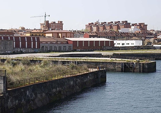Vista de la parcela de los antiguos astilleros de Naval Gijón, con la dársena en primer término.