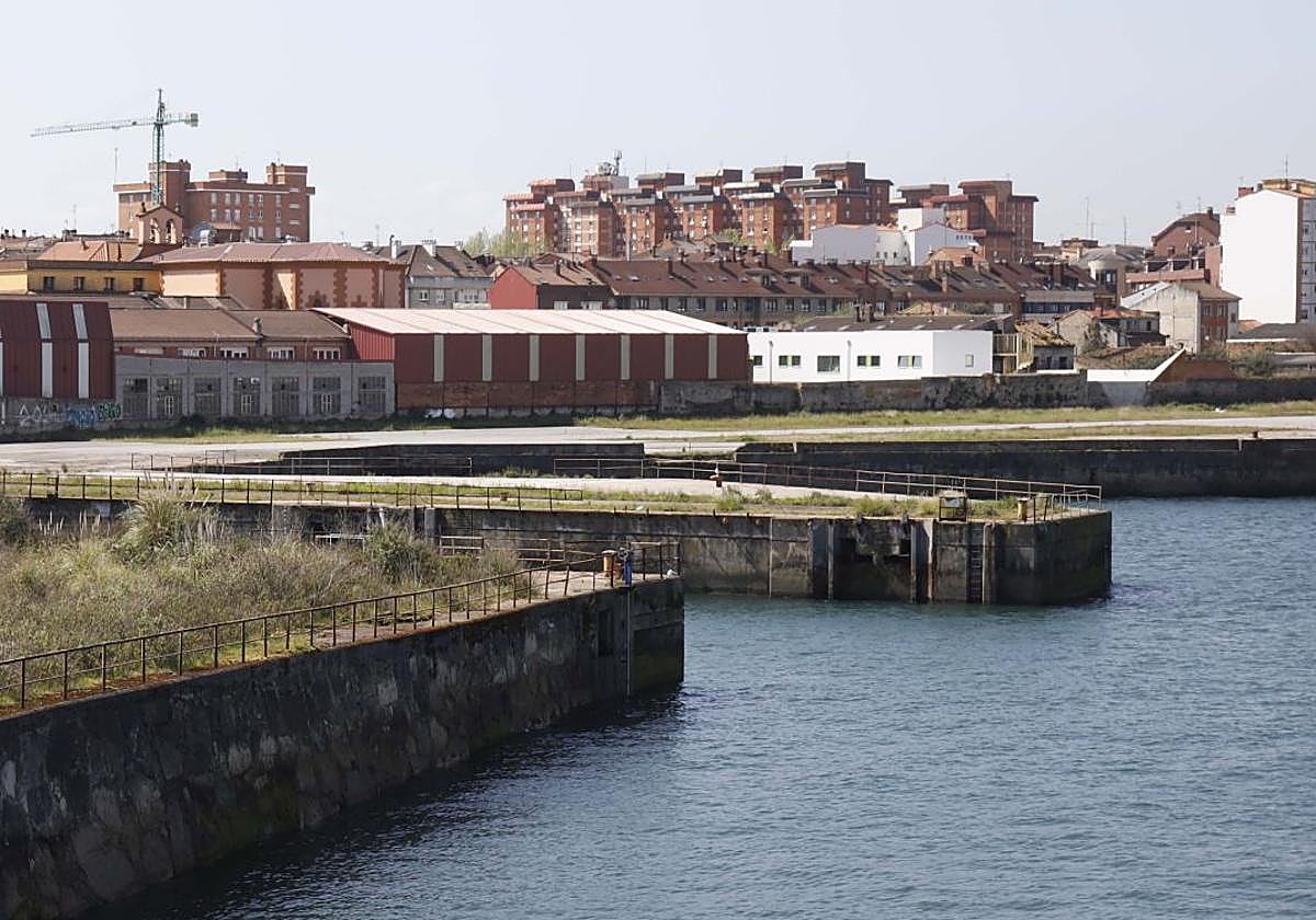 Vista de la parcela de los antiguos astilleros de Naval Gijón, con la dársena en primer término.