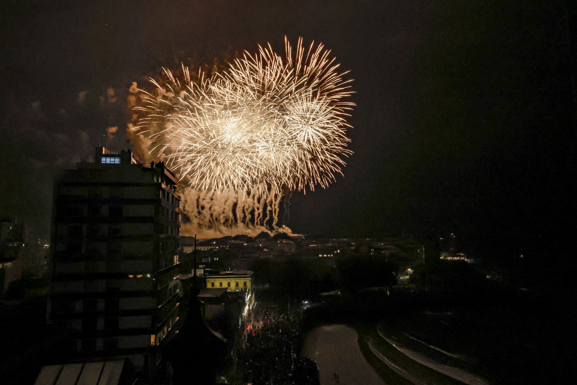 Gijón se ilumina en la noche de los Fuegos