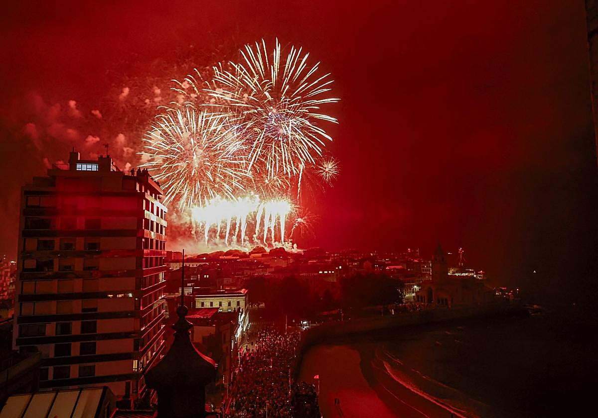 «Disfrutar los Fuegos desde la playa es lo más divertido»
