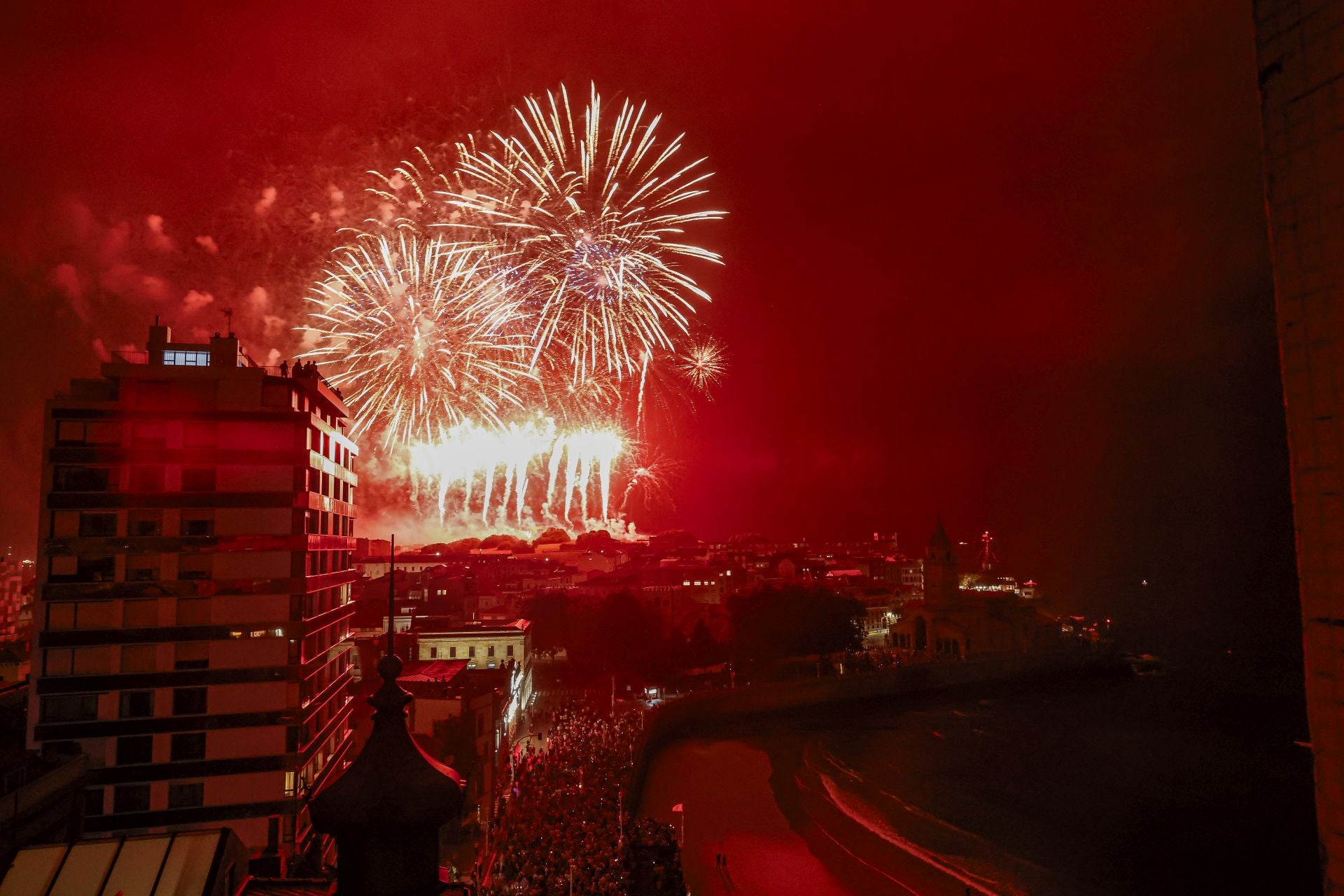 Gijón se ilumina en la noche de los Fuegos