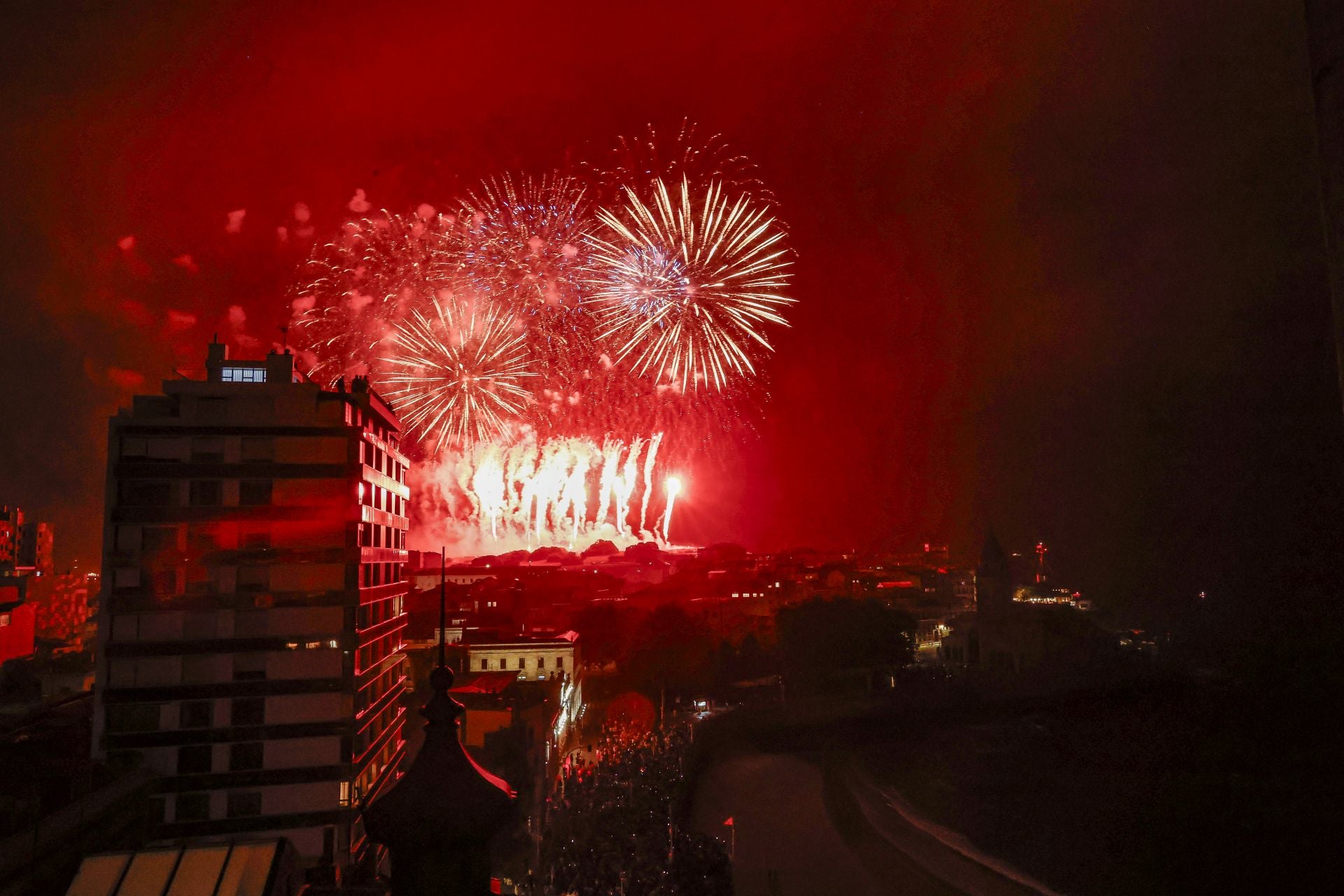 Gijón se ilumina en la noche de los Fuegos