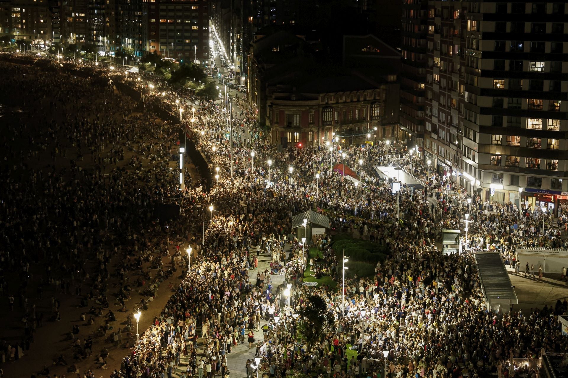 Gijón se ilumina en la noche de los Fuegos