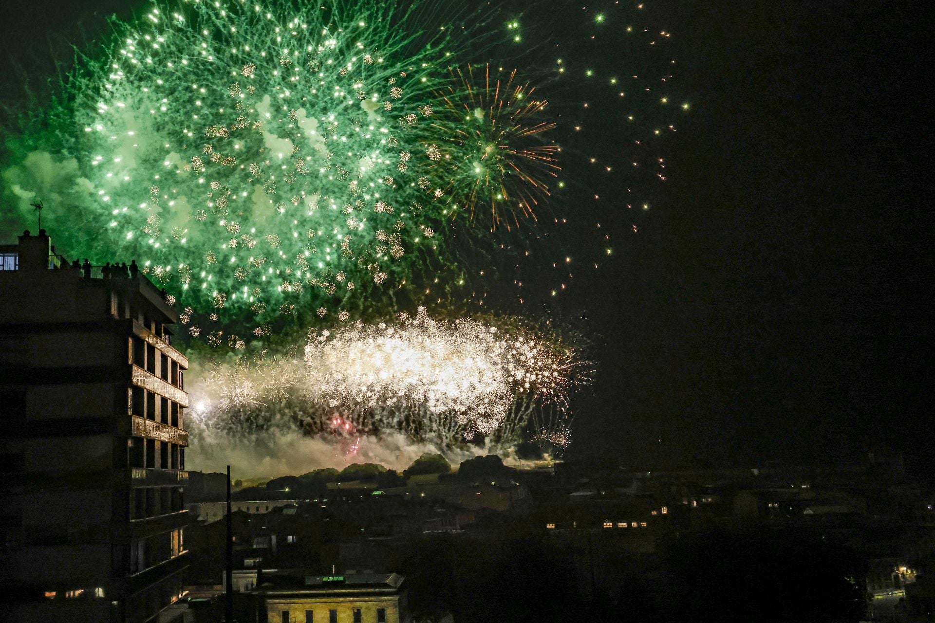 Gijón se ilumina en la noche de los Fuegos